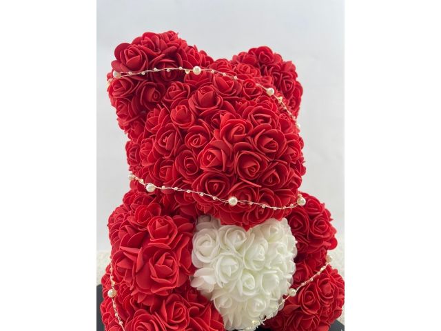 Valentýnský červený medvídek s bílým srdcem z růží s LED světýlky - 40 cm