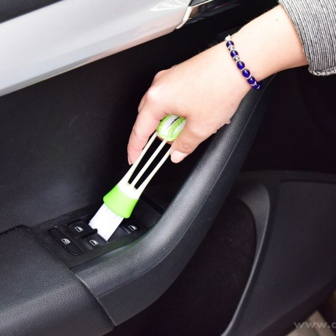 Kartáč na čištění žaluzií / ventilace v autě