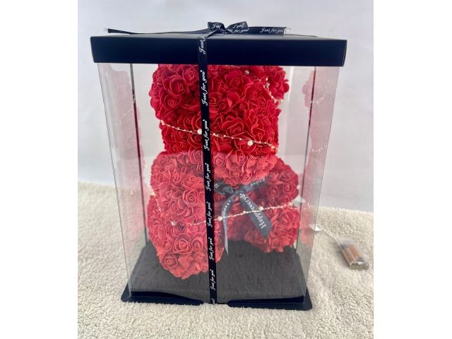 Valentýnský červený medvídek z růží s LED světýlky - 40 cm