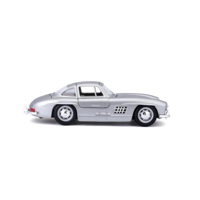 Bburago 1:24 Mercedes Benz 300SL stříbrná 18-22023