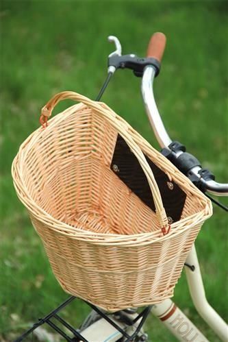 Béžový proutěný košík na kolo