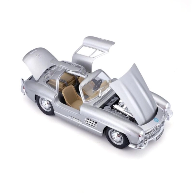 Bburago 1:24 Mercedes Benz 300SL stříbrná 18-22023