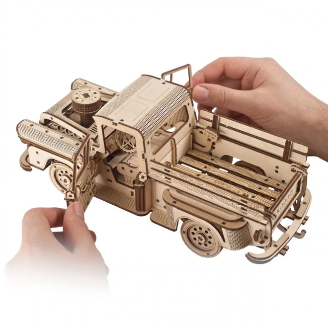 Ugears 3D dřevěné mechanické puzzle Americký náklaďák (pick-up)