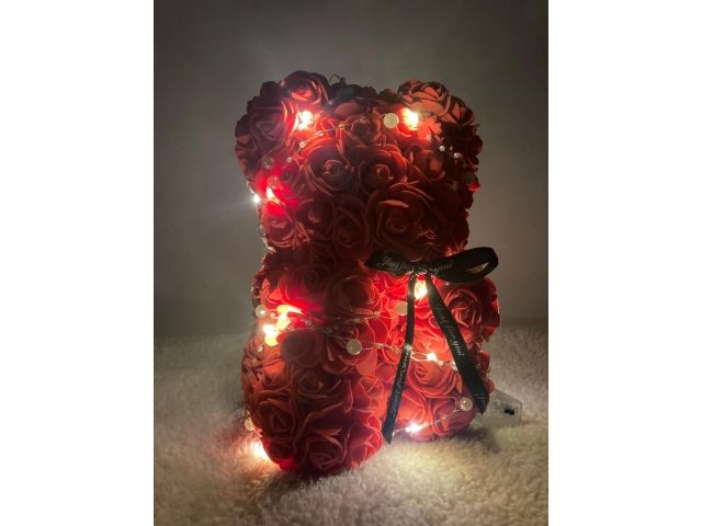 Valentýnský červený medvídek z růží s LED světýlky - 25 cm