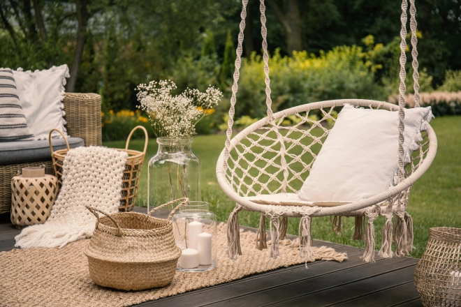 Boho závěsné křeslo, zahradní houpačka s polštářem, bílá barva