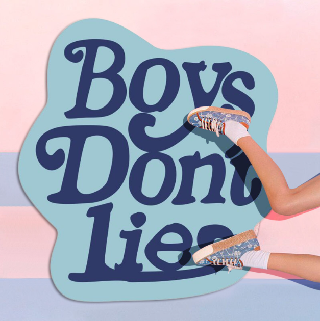 Dekorativní měkký koberec "Boy's don't lie" 80 x 80 cm - modrý