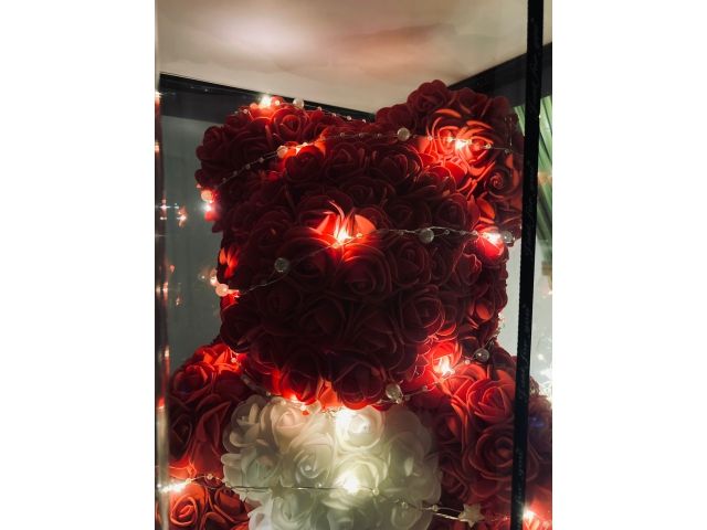 Valentýnský červený medvídek s bílým srdcem z růží s LED světýlky - 40 cm
