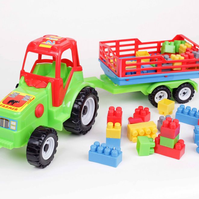 Traktor s přívěsem a stavebními bloky