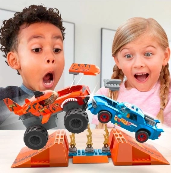 Mega Construx srážka s Tiger Shark Hot Wheels