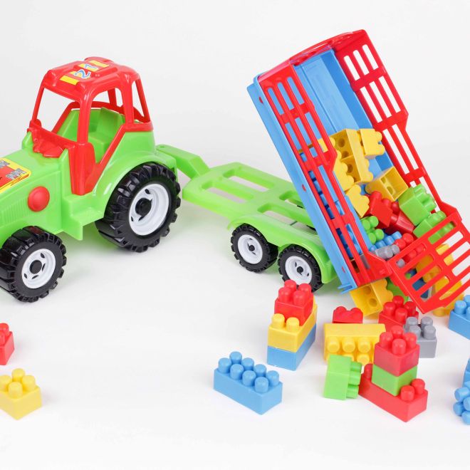 Traktor s přívěsem a stavebními bloky