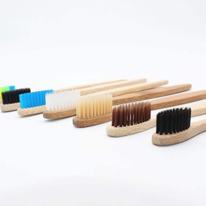 Přírodní zubní kartáček z bambusu a dřevěného uhlí