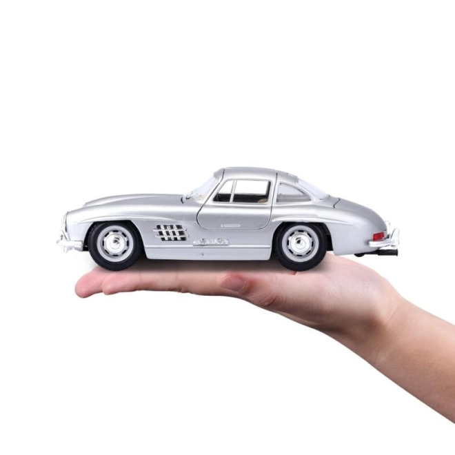 Bburago 1:24 Mercedes Benz 300SL stříbrná 18-22023