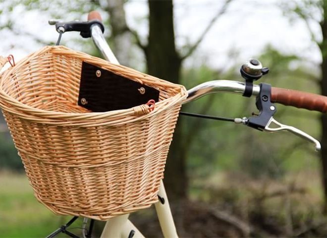Béžový proutěný košík na kolo