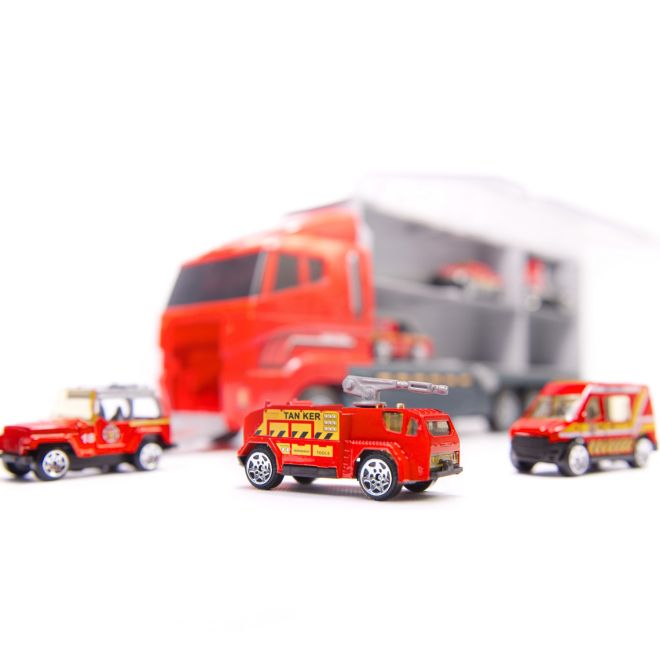 Nákladní auto s hasičskými auty