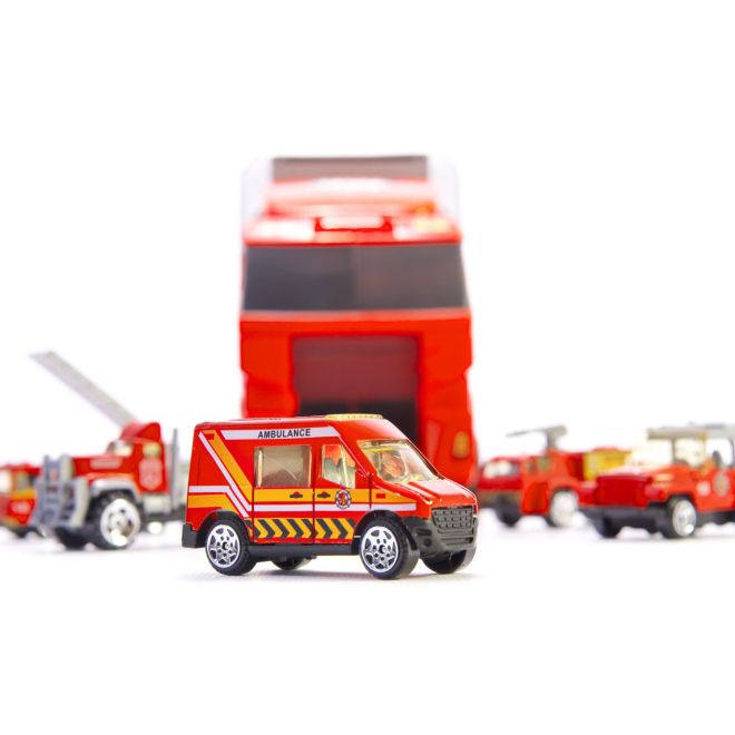 Nákladní auto s hasičskými auty