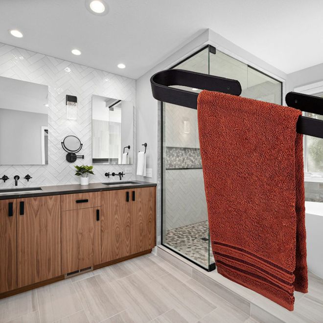 Nástěnný kovový koupelnový držák na ručníky