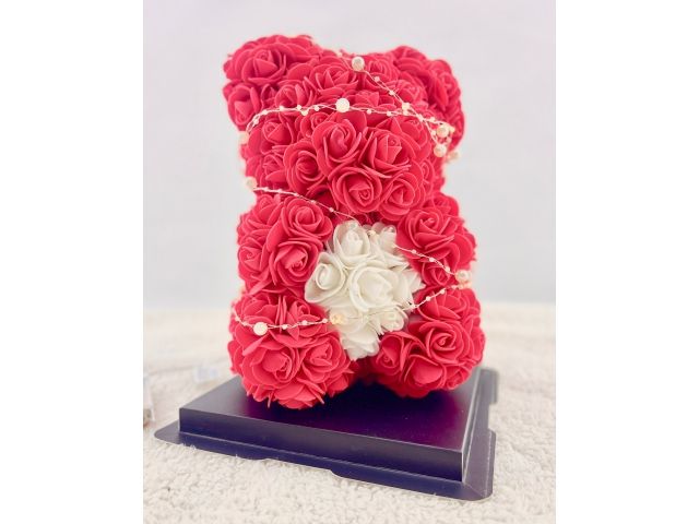 Valentýnský červený medvídek s bílým bříškem z růží s LED světýlky - 25 cm
