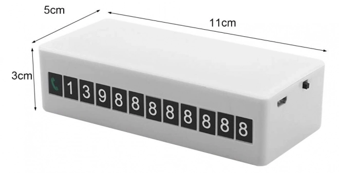 Dočasná světelná magnetka s telefonním číslem na parkovišti