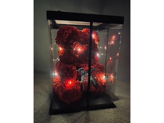 Valentýnský červený medvídek z růží s LED světýlky - 40 cm